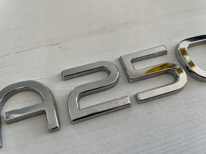 MERCEDES EQA H243 21- EMBLÈME COUVERCLES DE COFFRE EQA250 OE