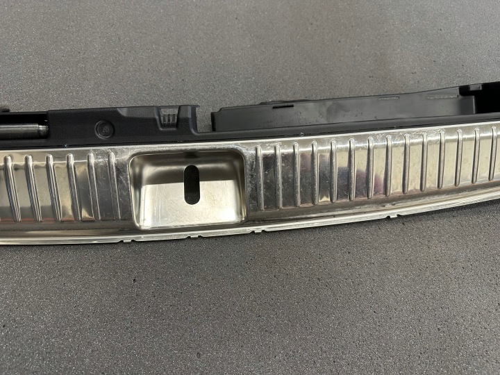 MOULURE PROTECTION COURROIE ARRIÈRE COUVERCLES DE COFFRE E CLASSE W213 A2136900141