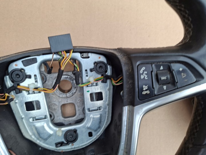 VOLANT CUIR MULTIFONCTIONNELLE OPEL ASTRA J IV NR. 13351025