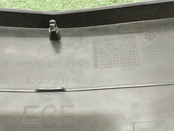 CHÂSSIS RONDELLE SOUS TABLICE D'IMMATRICULATION MERCEDES W204 A2048173278