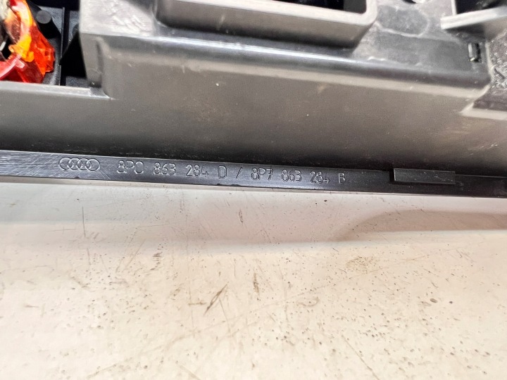 PRISE ALLUME-CIGARES SKLADANIE TOITS AUDI A3 8P CABRIO 8P0863284D 8P7863284B