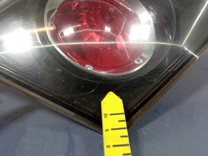 MAZDA 3 I BK HAYON PHARE ARRIÈRE GAUCHE DANS COUVERCLE DE COFFRE P2913L