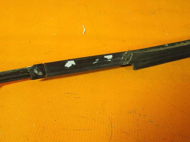 AUDI A4 8W B9 58KM MOULURE ZBIERAJACA PORTES AVANT DROITE 8W0853284B