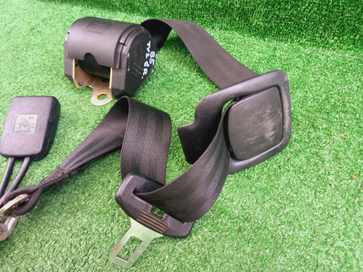 VW PASSAT B5 COMBI UNIVERSEL PANNEAU ARRIÈRE CENTRAL FERMETURE CLIPS AGRAFE COURROIE