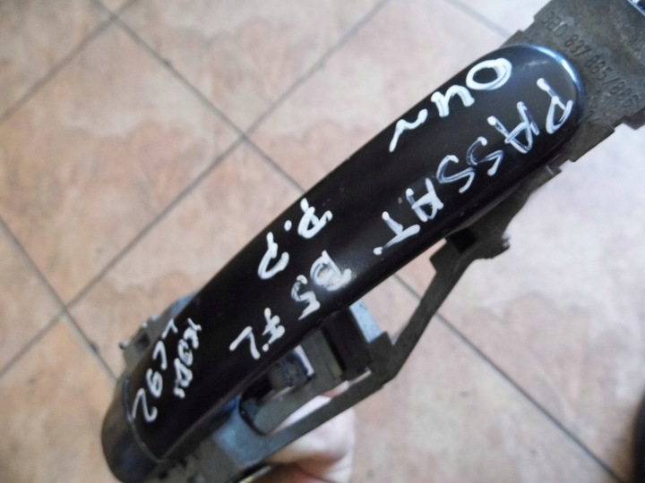 PASSAT B5 RESTYLAGE 1.9TDI 04' KOM POIGNÉE DROIT AVANT LC9Z 3B0837885