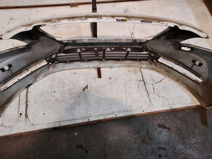 PARE-CHOCS GRILLE VOLVO V40 II 12+ AVANT NR M640