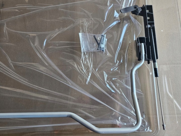 VITRE ZAPASOWA VERS VITRES DE TOIT HEKI 2 DOMETIC 960X655 AVEC PODNOSNIKI CAOUTCHOUCS