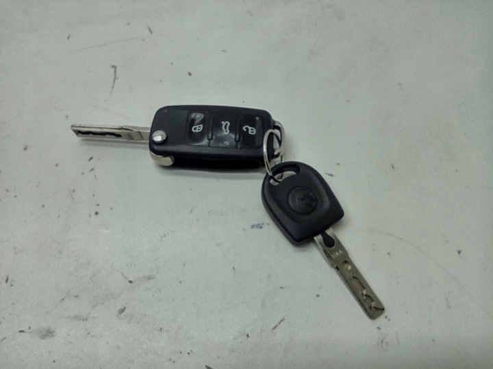 CONTACTEUR D'ALLUMAGE 2 X CLÉ SEMELLE 6R0907851B 1S4837167 VW UP 1S 5 PORTES EUROPE