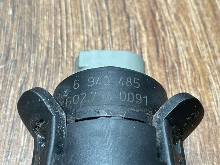 CAPTEUR FIXATION CORBEILLE PDC AVANT 5 BMW E60 6940485 7056871