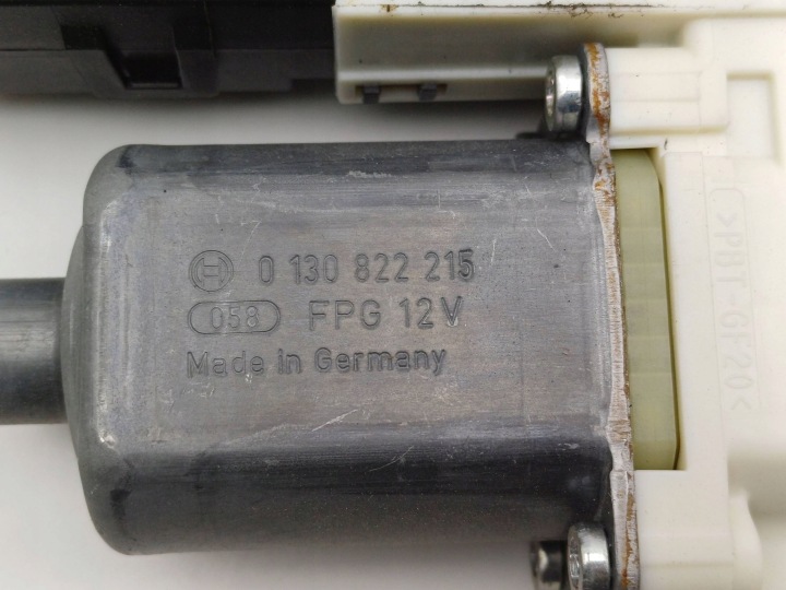 PETIT MOTEUR VITRES GAUCHE AVANT FORD FOCUS II UNIVERSEL 981405103 NR157