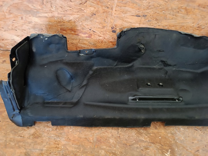 INFÉRIEUR DOUBLURE DE PASSAGE DE ROUE JEEP GRAND CHEROKEE WK2