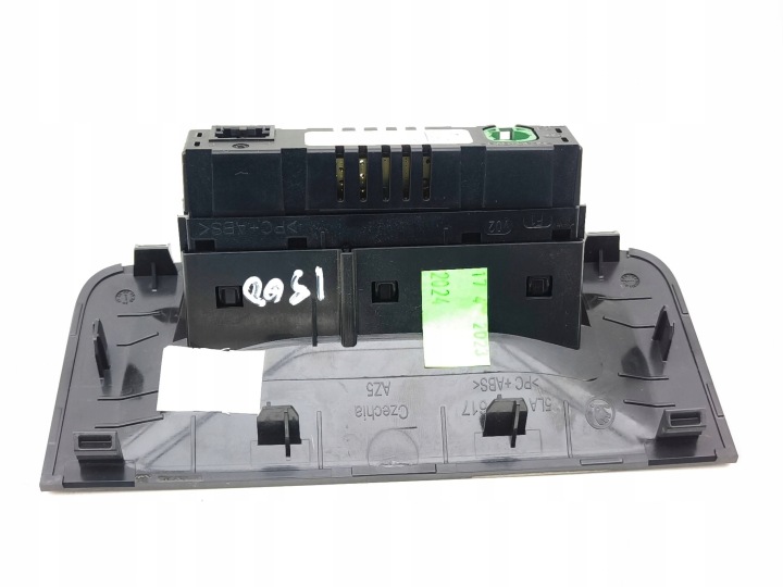 SKODA ENYAQ IV 2025 PRISE RACCORD USB