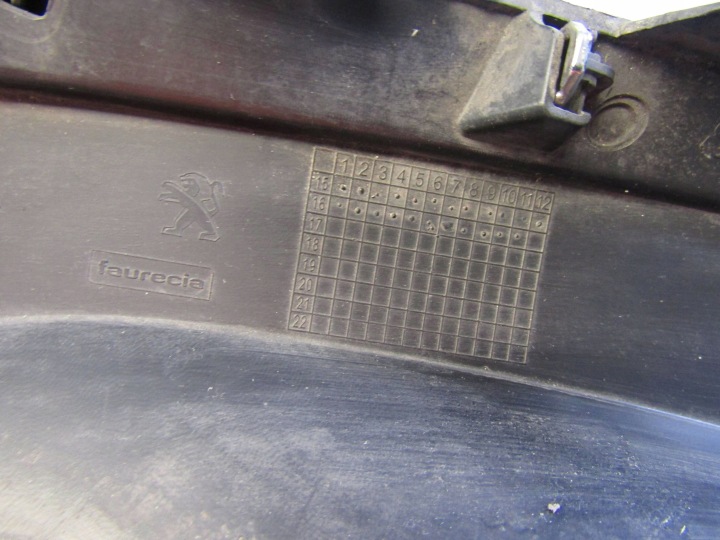 PEUGEOT 208 LIFT GRILLE PARE-CHOCS DROIT AVANT 9810738177
