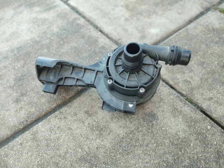 SUPPLÉMENTAIRE POMPE À EAU POIGNÉE ORIGINAL BMW X3 G01 2019