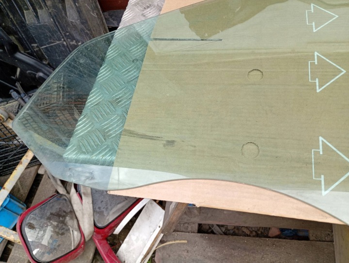 VITRE DE PORTIÈRE AVANT AVANT GAUCHE MERCEDES C W203 03R