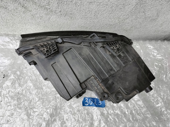 LYNK CO PROJECTEUR DROIT 8889665961 SZCZECIN -GORZOW-POZNAN) 3023