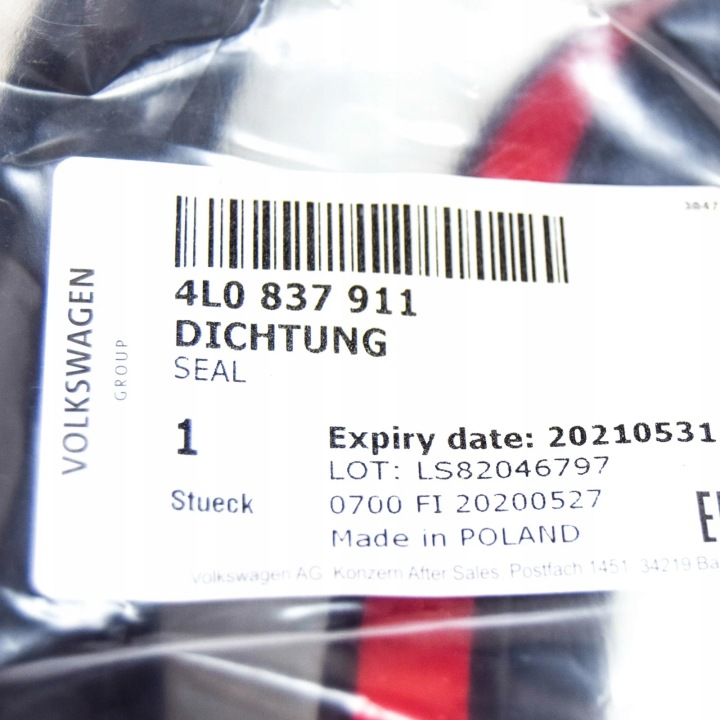 AUDI Q7 4L AVANT LEFT DOOR SEAL RUBBER 4L0837911