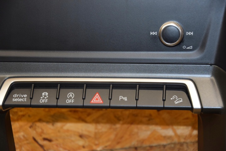 PANNEAU COMMANDE CHÂSSIS TUNNELS VITESSE AUDI Q3 II S-LINE 21R 83B713463A