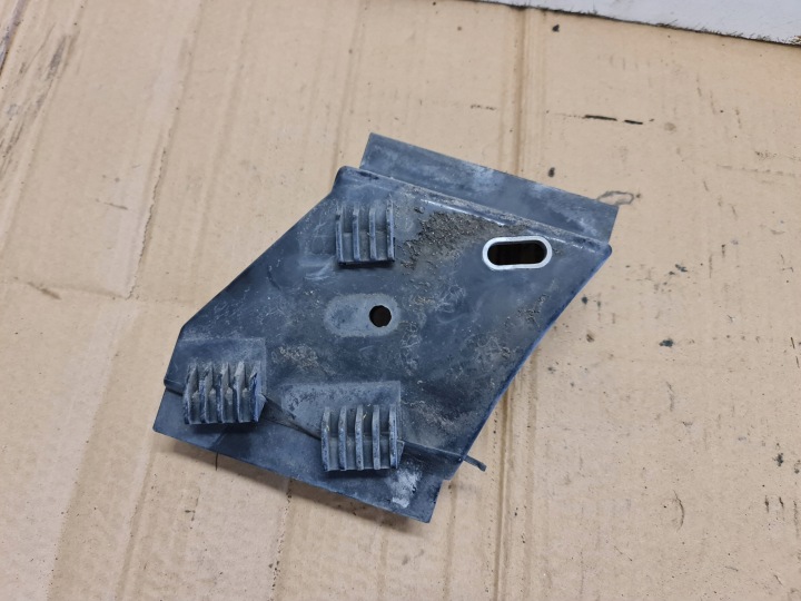 GLISSIÈRE PARE-CHOCS GAUCHE ARRIÈRE AUDI A8 D2 4D0807571