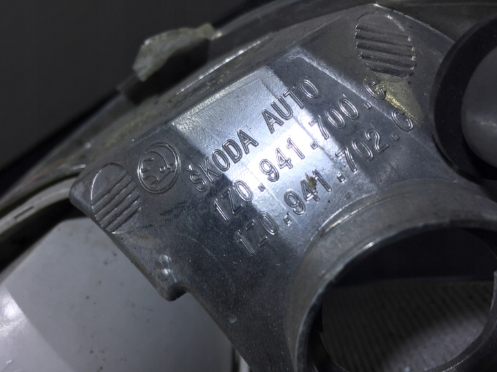 SKODA OCTAVIA II LIFT 08-12 2 PHARES ANTIBROUILLARD PHARE AVANT AVANT DROIT 1Z0941700C