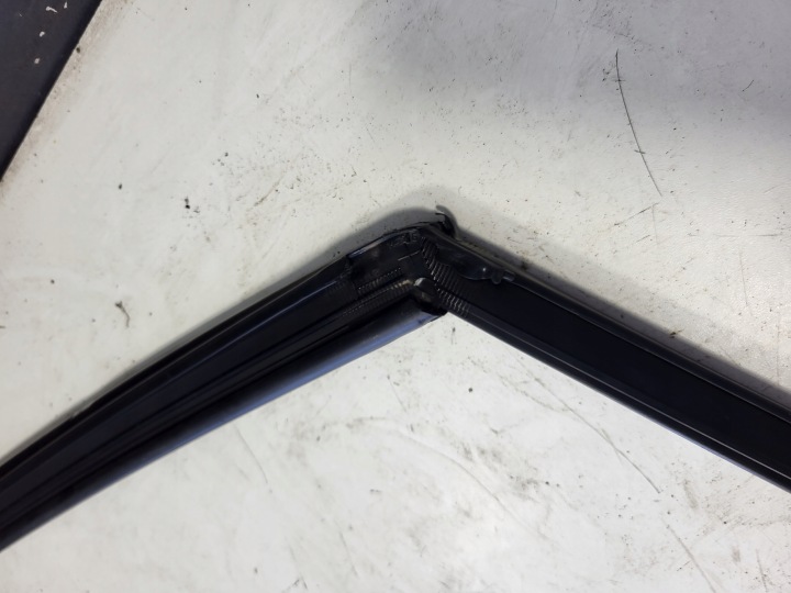 JOINT D'ÉTANCHÉITÉ GUIDE VITRES GAUCHE AVANT PEUGEOT 3008 I 9682925780