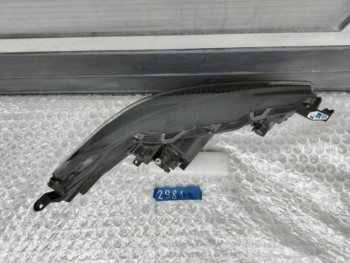 TOYOTA YARIS IV PROJECTEUR GAUCHE SZCZECIN POZNAŃ 2981