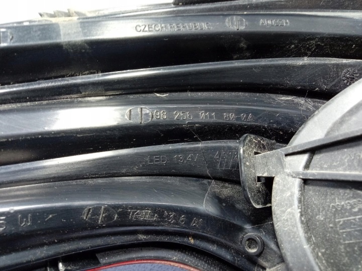 PEUGEOT 208 LIFT 15-19 PHARE ARRIÈRE DROITE EXTÉRIEUR 9825601180 HAYON