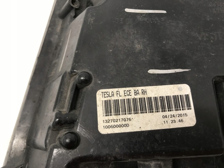 PHARES ANTIBROUILLARD BOUCHON DROITE TESLA AVEC 00132688