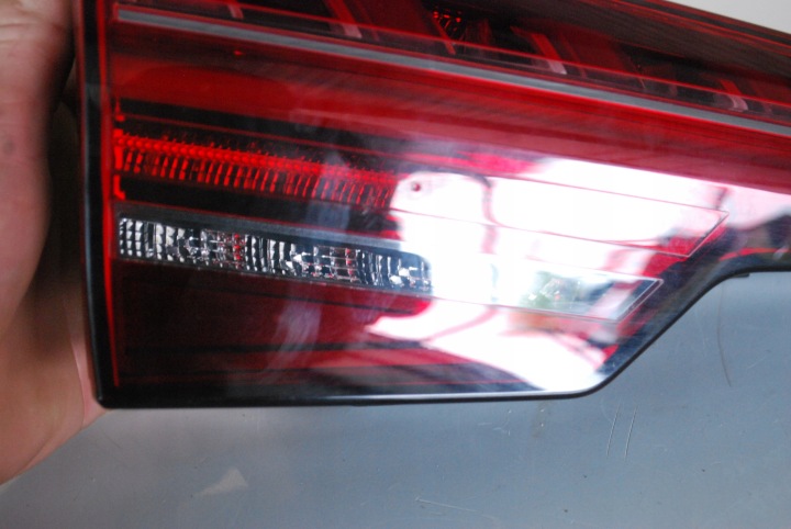 PHARE LED GAUCHE ARRIÈRE DANS COUVERCLE DE COFFRE AUDI A4 B9 8W5945093AA