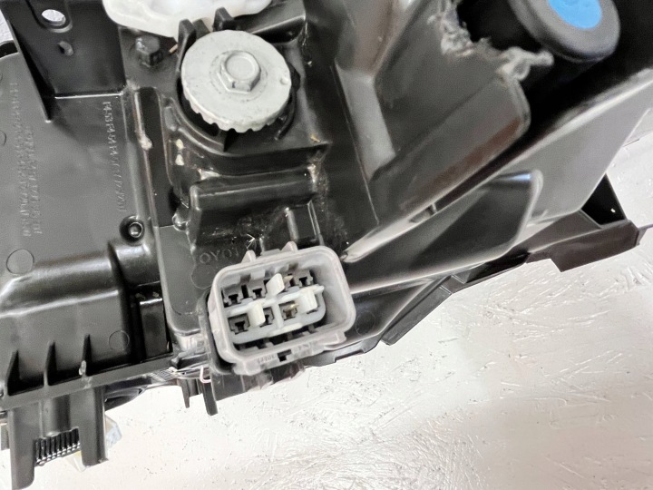 PROJECTEUR AVANT CÔTÉ DROITE TOYOTA C-HR CHR LIFT 2019- 81110-YP281-00