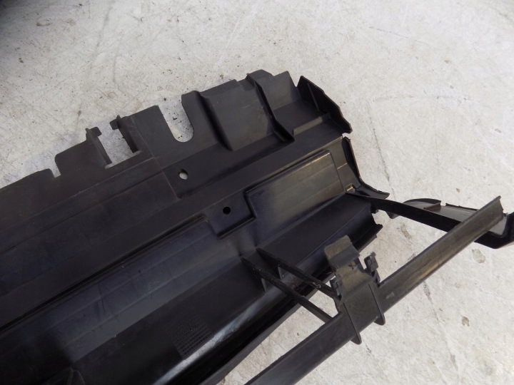 MERCEDES W204 LIFT 1.8 CGI CONDUIT D'AIR ADMISSION GUIDE D'AIR A2045050430
