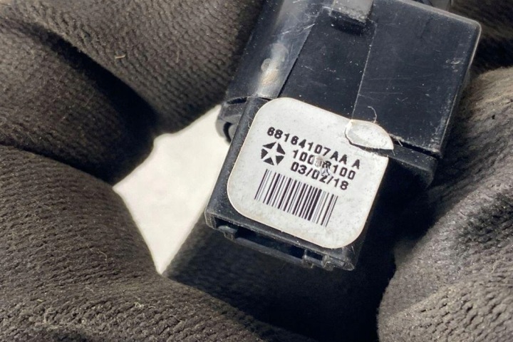 BOUTON OUVERTURE GOULOTTE DE REMPLISSAGE CARBURANTS JEEP GRAND CHEROKEE IV (WK, WK2)