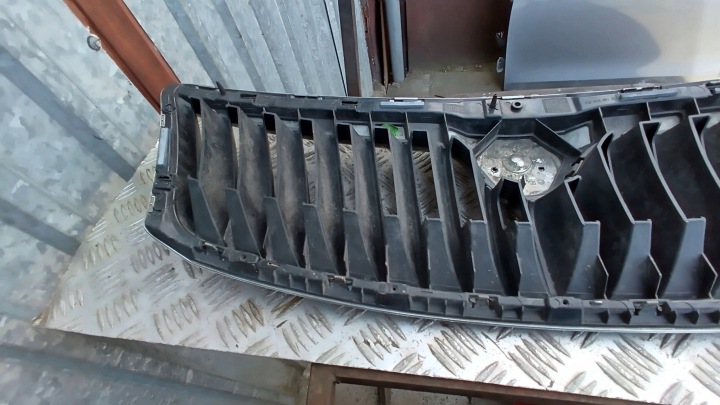 SKODA OCTAVI II 2 MK2 CALANDRE GRILLE 1Z0853651C