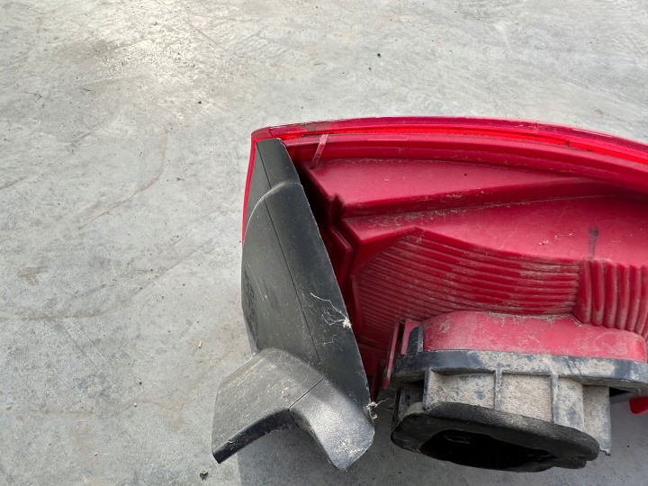 PHARE GAUCHE ARRIÈRE DANS AILE VW TOUAREG 7P6945095D