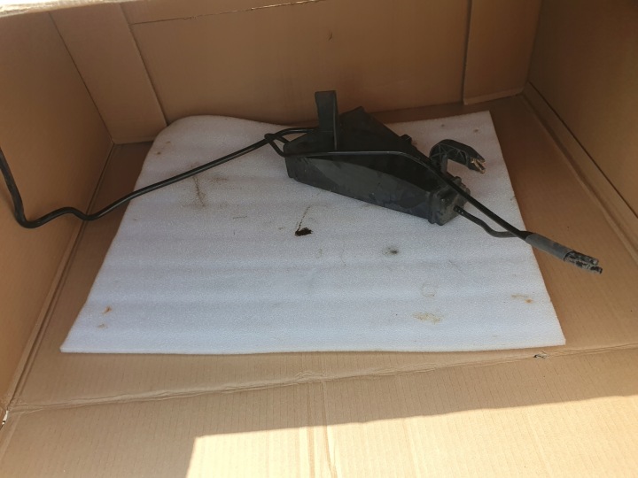 4F0821135 SUPPORT FIXATION GARDE-BOUE AUDI A6 C6 2005 2,4B PRAWE/LEWE