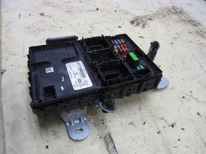 MODULE BOÎTE FUSIBLE FORD FIESTA MK8 1.0 ECOBOOST HU5T-15604-ECH