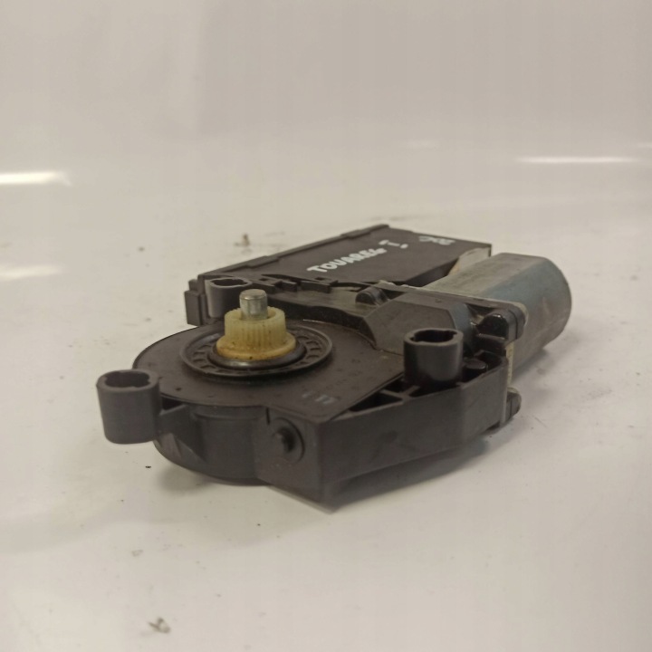 VOLKSWAGEN TOUAREG PETIT MOTEUR VITRES AVANT GAUCHE 7L0959701B