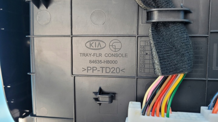 KIA STONIC 17R CHÂSSIS PROTECTION TUNNELS PANNEAU USB 84635-H8000 93300-H8000