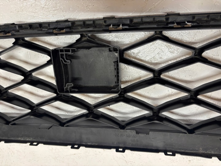 SEAT ARONA GRILLE CENTRALE PARE-CHOCS AVANT 6F9853667H HAUTEUR 24H