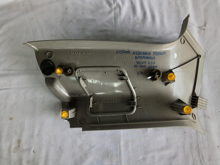 MOULURE DÉCORATIVE COUVERCLES DE COFFRE DROITE 8641782 VOLVO V50 04-07R 2.4BENZ.((V4))