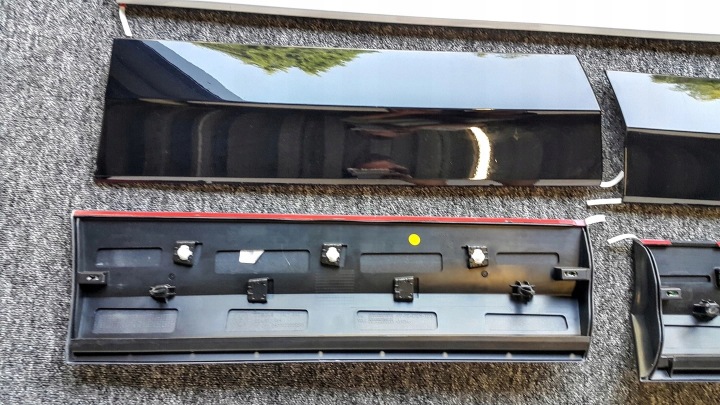 MOULURE PORTES AVANT GAUCHE VW T-ROC 2GA854939D ORIGINE MOULURE PORTES AVANT DROITE VW T-ROC 2GA854940D ORIGINE