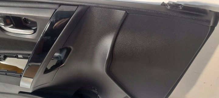 TOYOTA AURIS E18 COLLECTEUR PORTES AVANT GAUCHE 6777802280 (ET183)