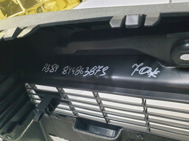 COLLECTEUR COUVERCLES DE COFFRE GAUCHE CÔTÉ AUDI A3 8Y SPORTBACK 8Y4863879