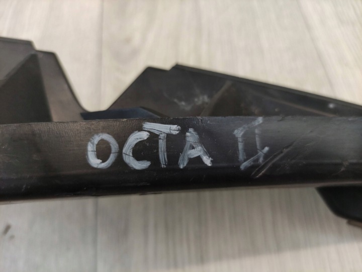 SKODA OCTAVIA II 2 UNIVERSEL GLISSIÈRE FIXATION PARE-CHOCS DROIT AVANT 1Z0807184