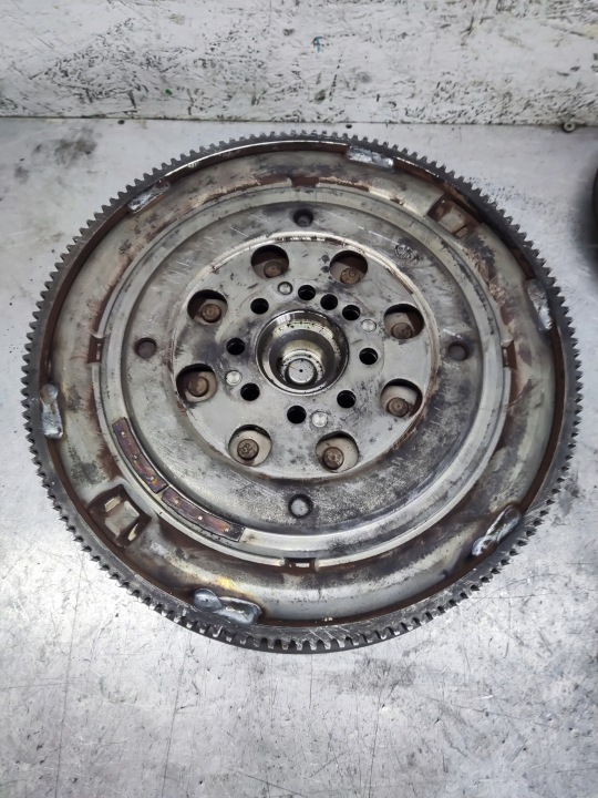 MERCEDES W204 2.2 CDI VOLANT BIMASSE EMBRAYAGE A6510304405
