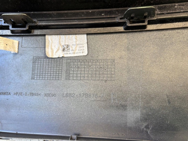 LAND ROVER DEFENDER CHÂSSIS MOULURE PHARES DROIT AVANT L8B2-17B875-A