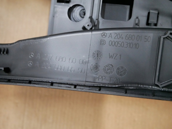 MERCEDES W204 C204 TUNNEL CENTRAL CONSOLE ACCOUDOIR 2046806050