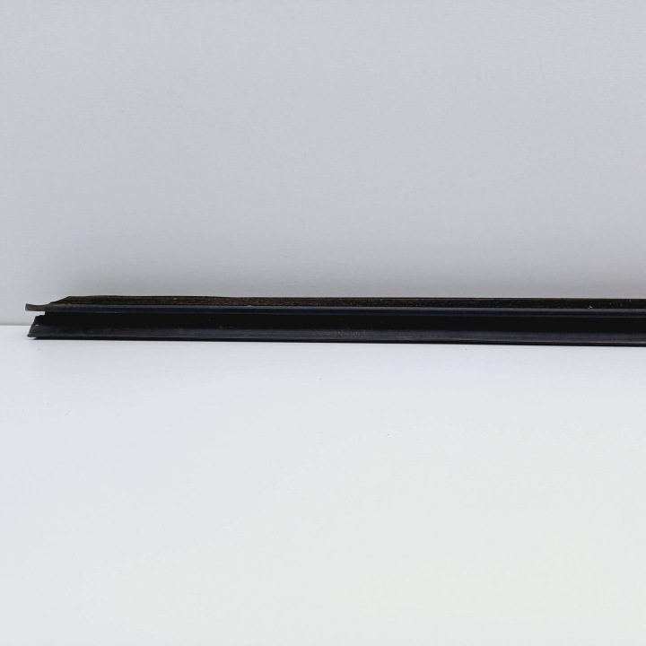 MOULURE RACLOIR DROIT AVANT FORD MONDEO MK IV NR354
