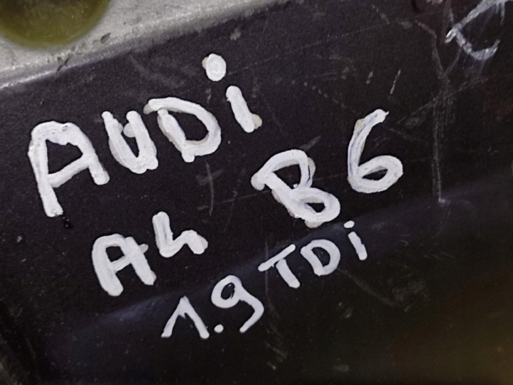AUDI A4 B6 1.9 TDI COUVERCLE DE SOUPAPES 038103475