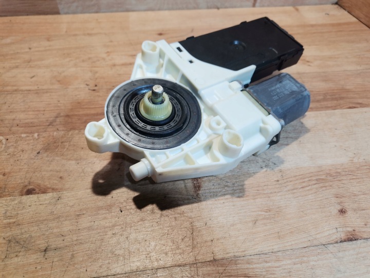 PETIT MOTEUR VITRES GAUCHE AVANT RENAULT LAGUNA III 807310003R